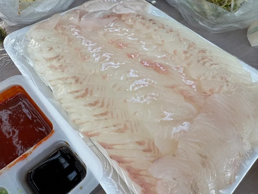 탄탄한 식감의 광어회 접시