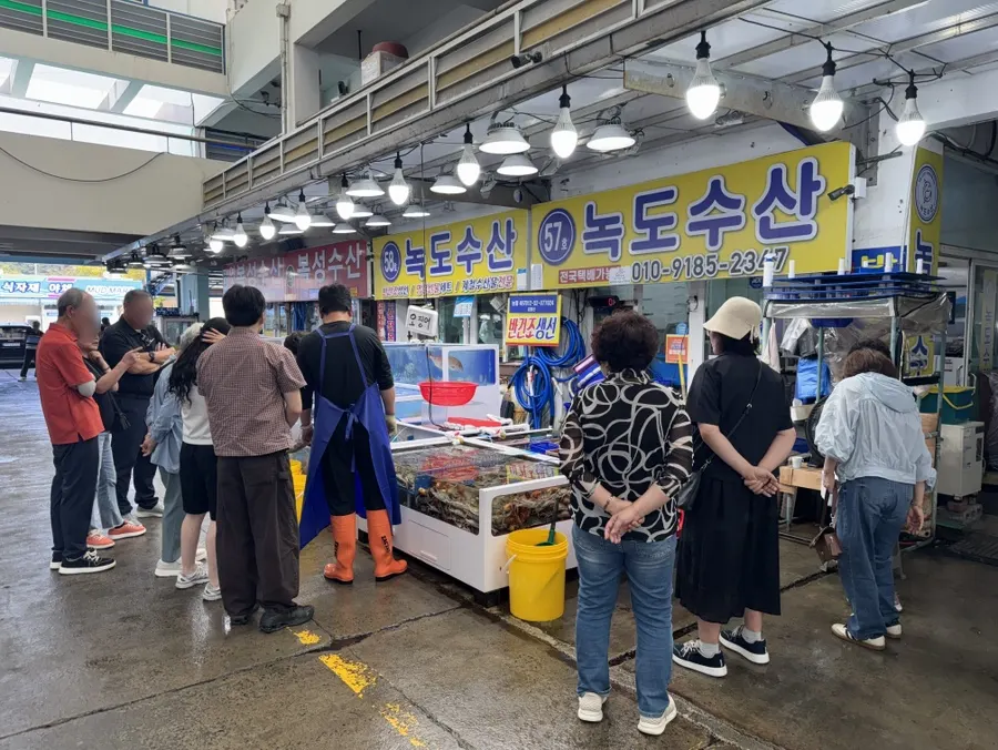 손님이 많았던 녹도수산 가게 앞