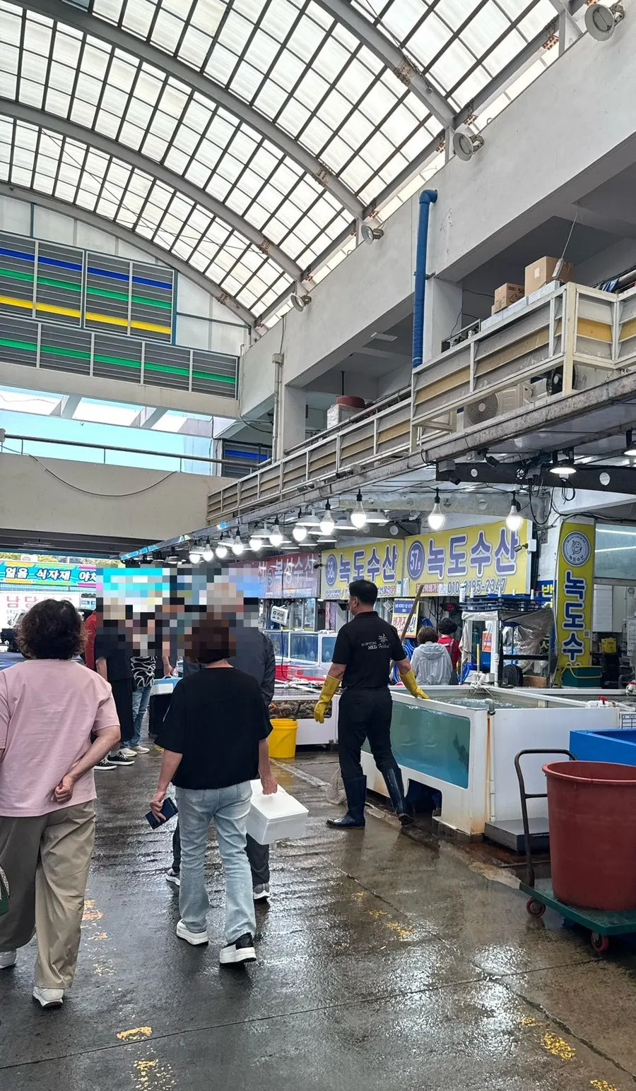 대천항 수산시장 녹도수산 앞 북적이는 모습