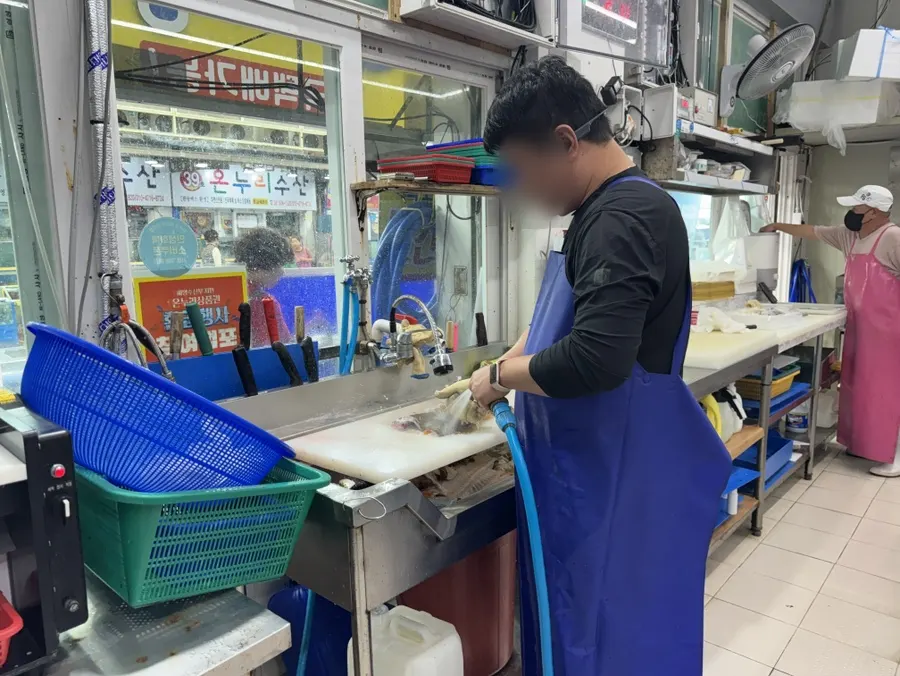 수산물을 손질하는 녹도수산 작업대