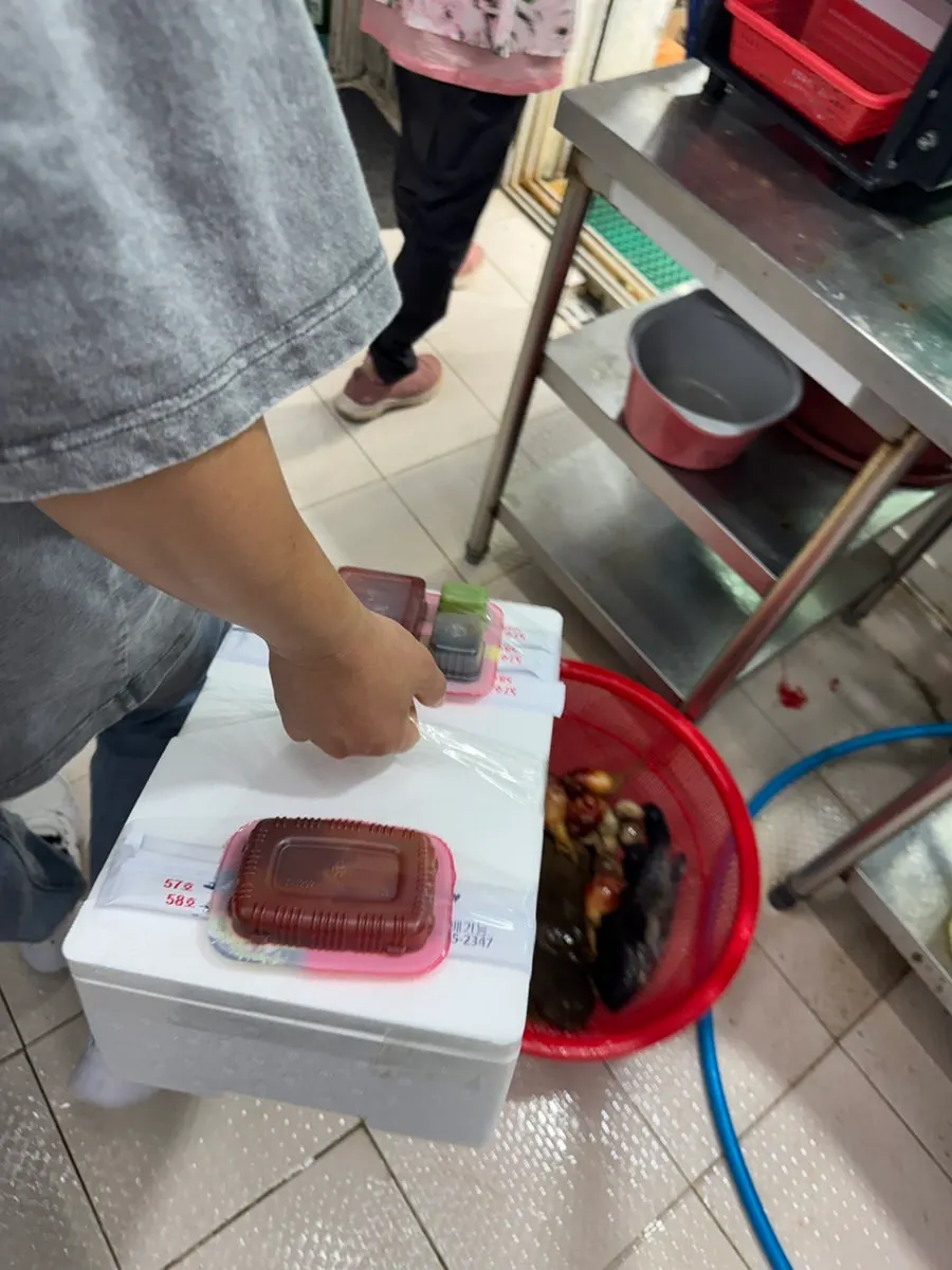 집에서 차린 광어회와 대하 상차림