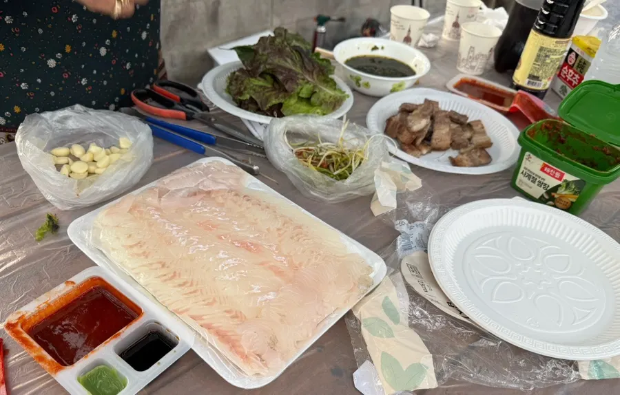 먹기 좋게 차려진 회와 대하 한 상