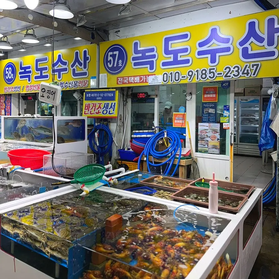 수산물 안심계량용기와 전자저울이 놓인 판매대