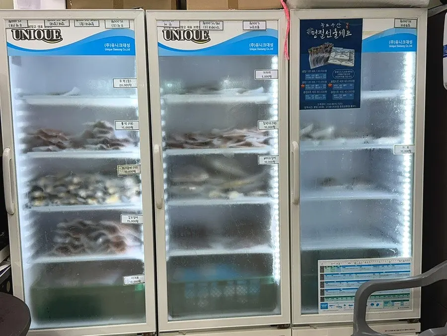 자연산 광어를 즉석에서 건져 손질하는 모습