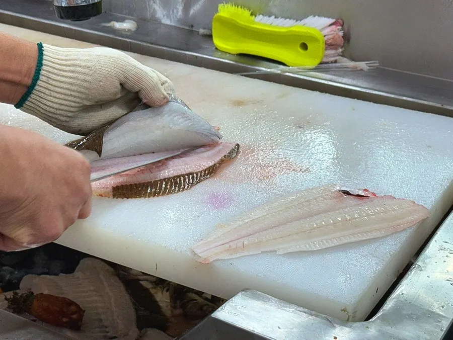 반건조 우럭·보리굴비 등이 진열된 매장 내부