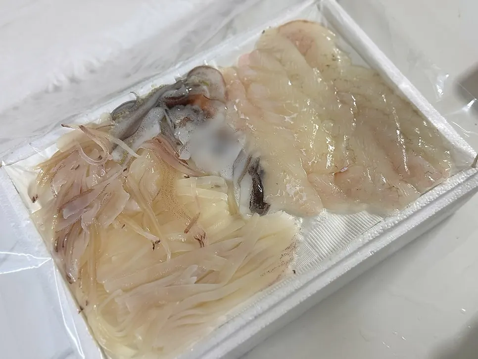 얼음팩과 초장·간장·와사비를 넣고 테이핑한 포장 박스