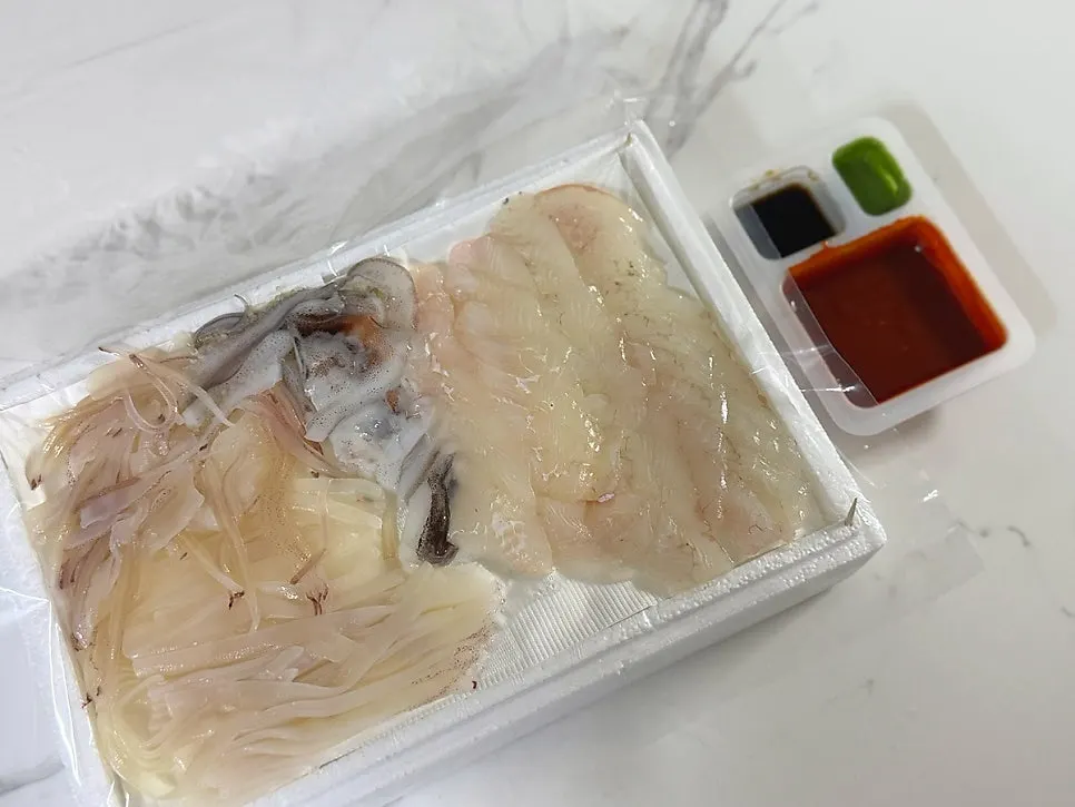 산오징어와 자연산 광어 회 포장 구성