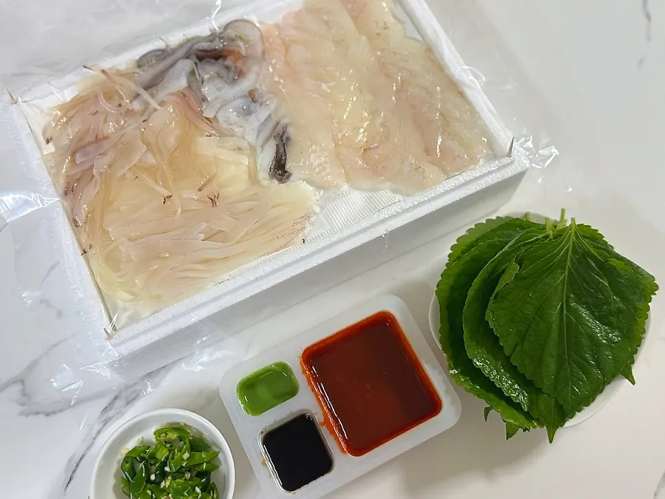 접시에 옮겨 담은 오징어회와 광어회