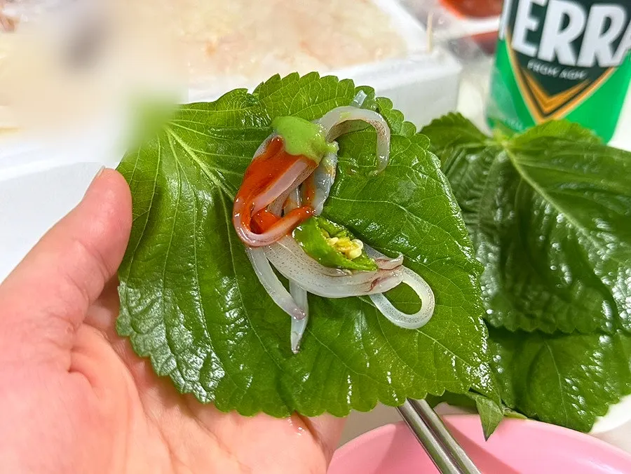 깻잎과 청양고추까지 세팅한 야식 회 상차림