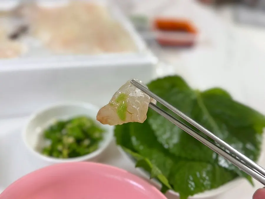 간장에 찍어 먹는 자연산 광어회