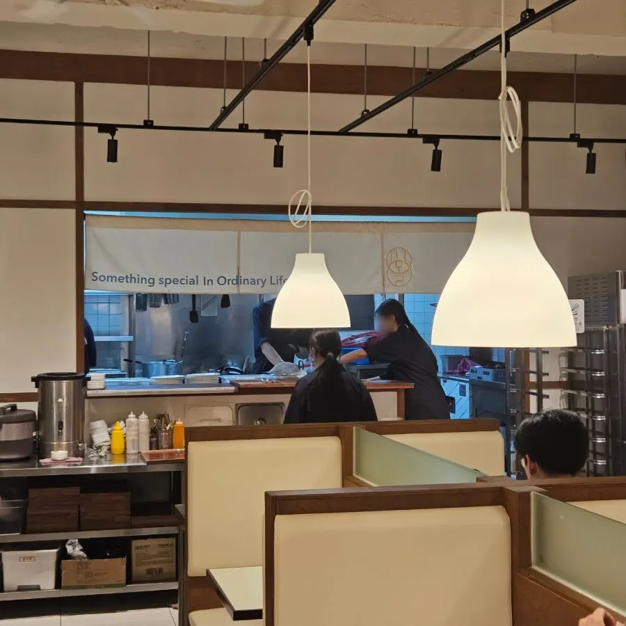 店内奥のオープンキッチン空間