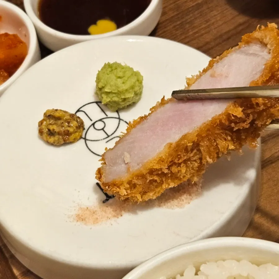등심카츠의 두툼한 단면