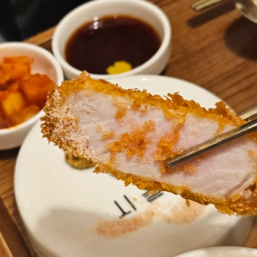 등심카츠와 곁들임 소스