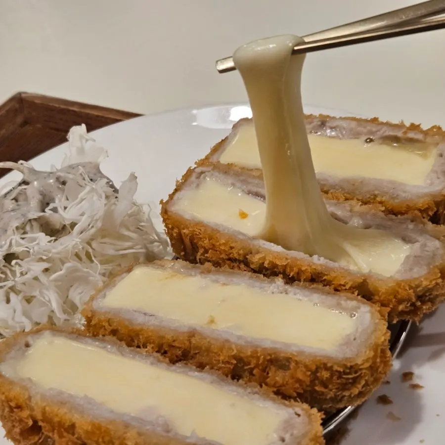 길게 늘어나는 치즈카츠 단면
