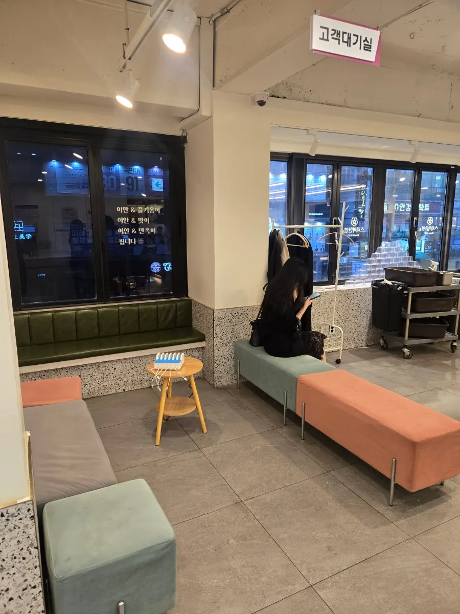Seating inside Sushi Ian N Seolleung Station