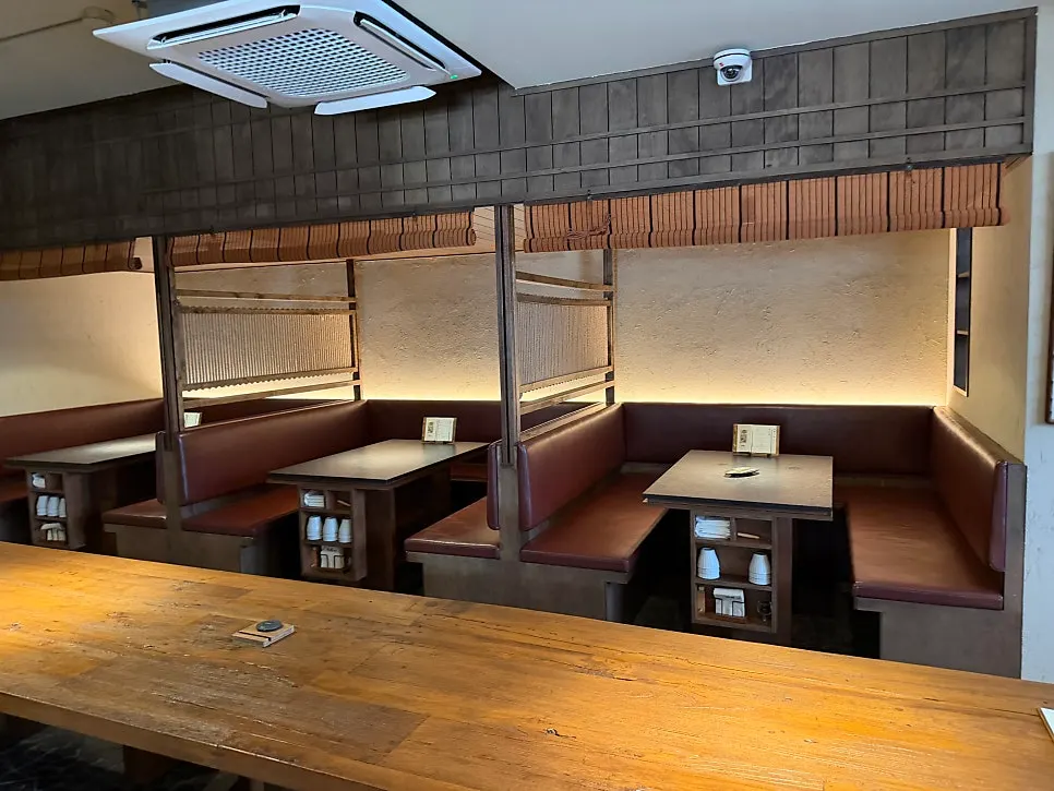 トーンを抑えたウッドインテリアの店内