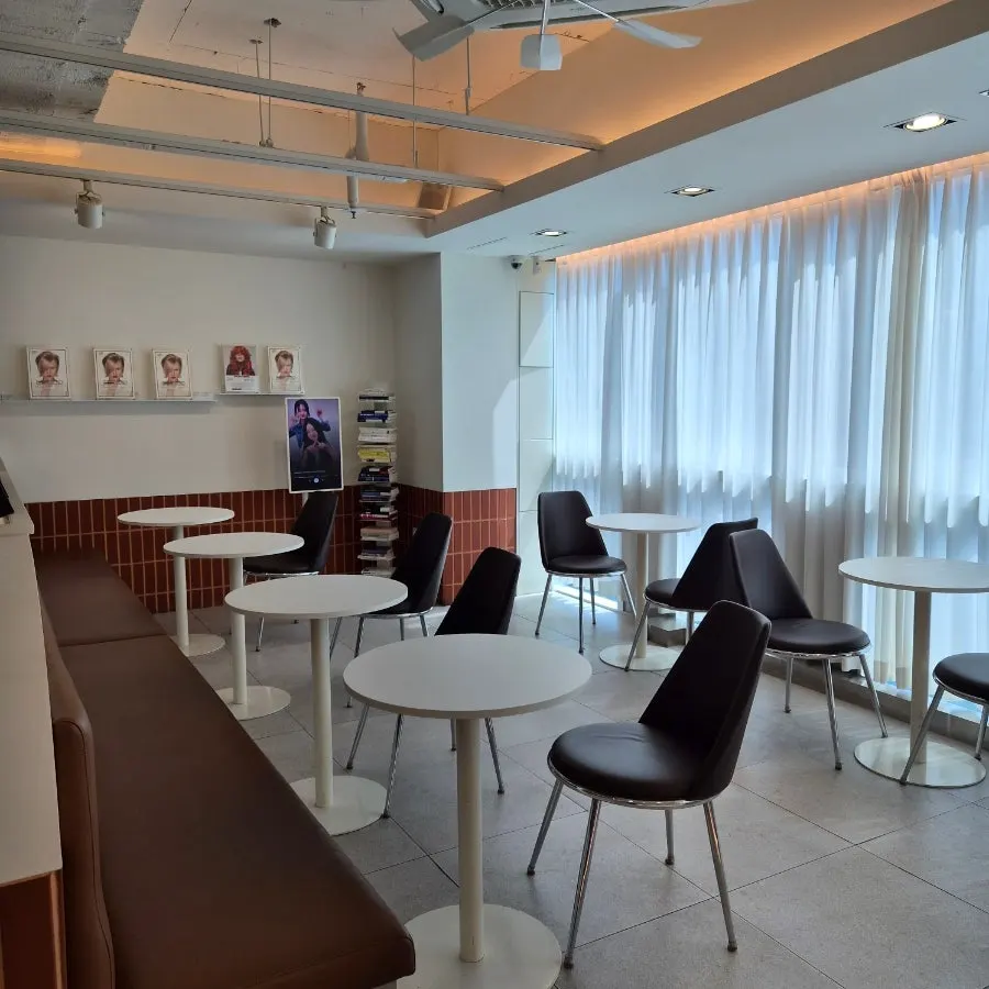 Interior decor of TONI&GUY Daechi