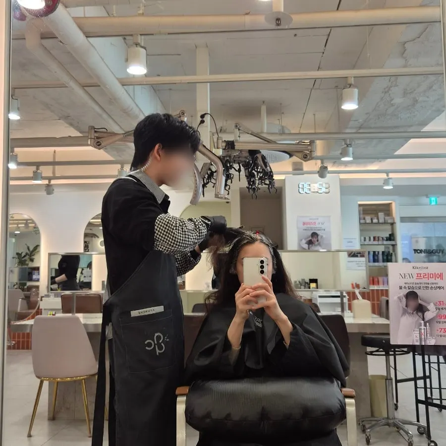 Consultation scene for the matte brown color