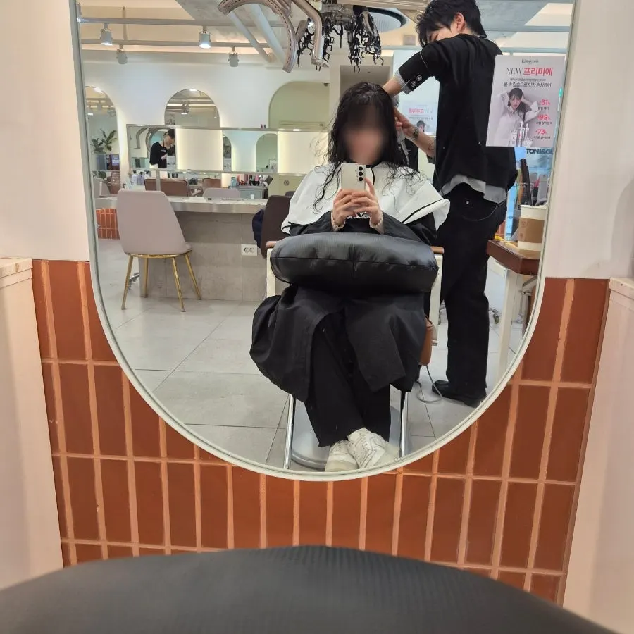 Finishing blow-dry after the clinic treatment