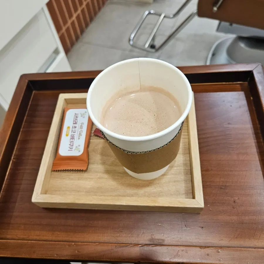 염색 대기 중 제공된 음료와 간식