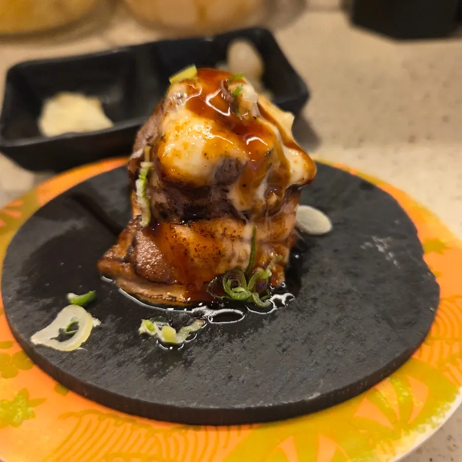 Salmon yukhoe tataki roll with sauce
