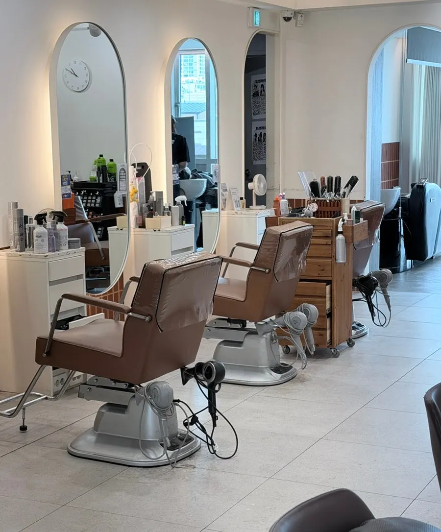Neatly arranged service area at TONI&GUY Daechi