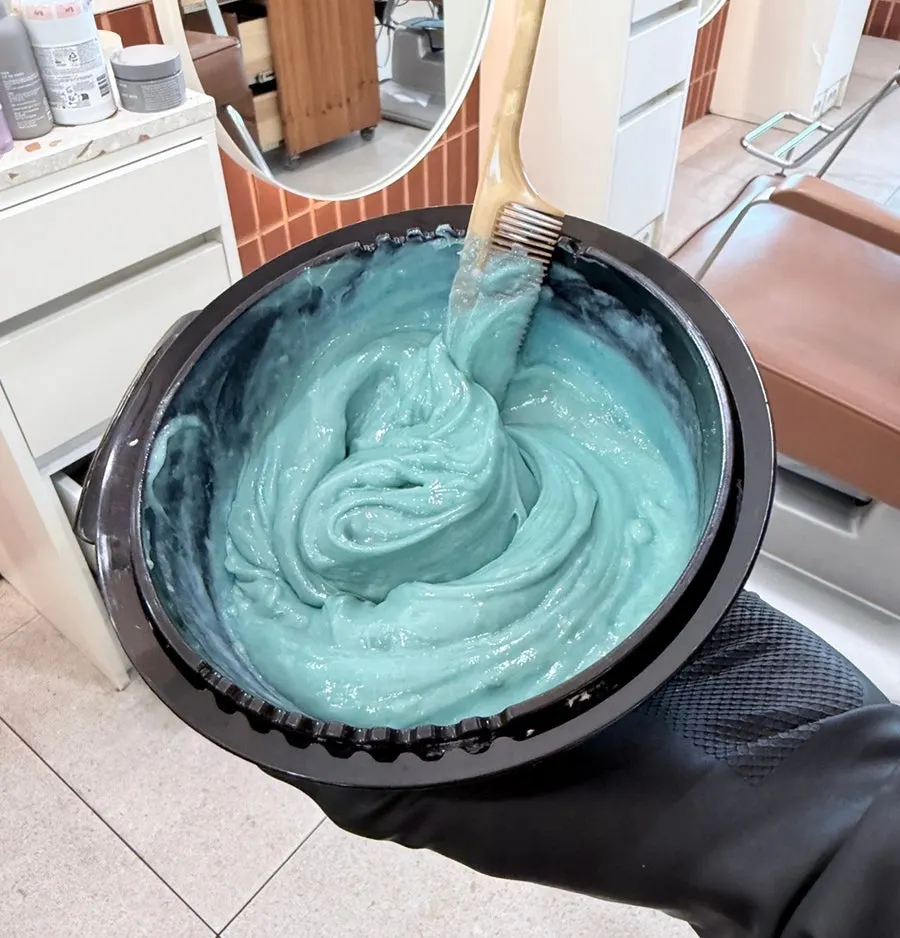 The mint-colored dye used to neutralize red tone