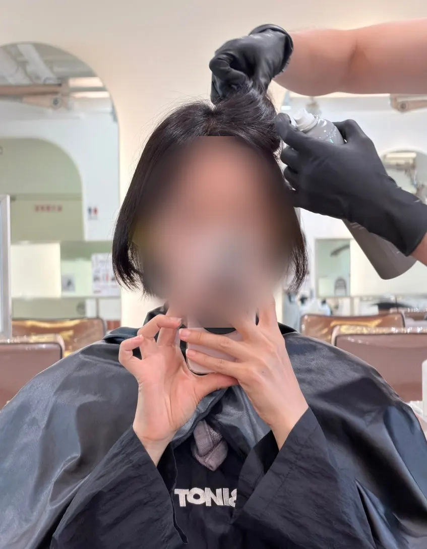 Applying dye after the scalp protectant spray