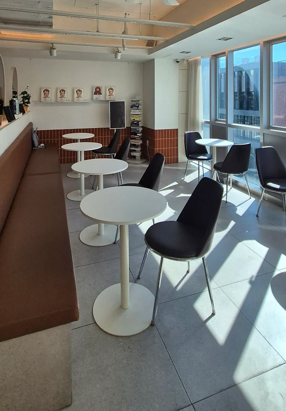 Bright, clean interior of TONI&GUY Daechi