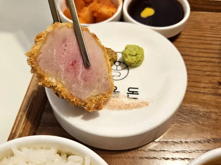 Tenderloin cutlet and accompanying sauces