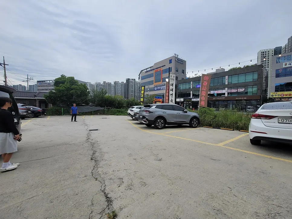 Exterior of Daedae Myeonok, a standalone building along the road