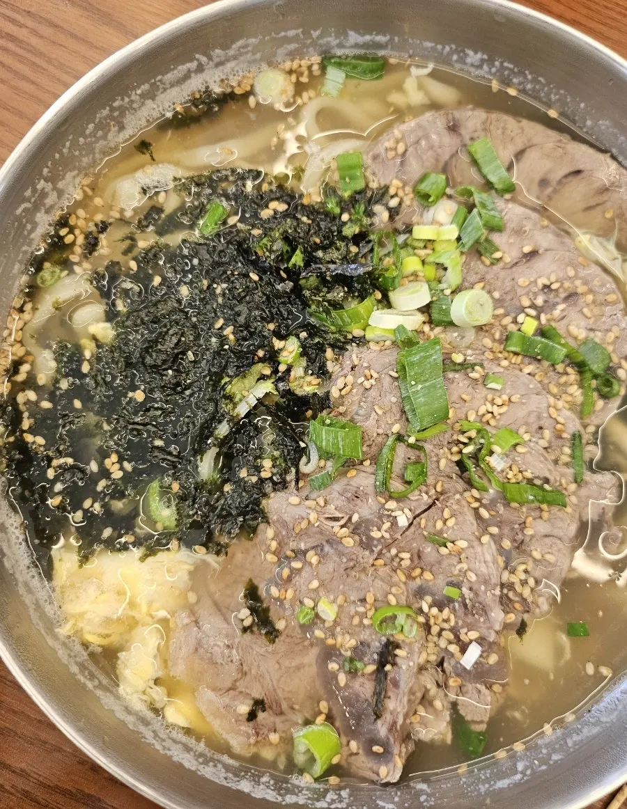 Pork rib meat that easily slips off the bone