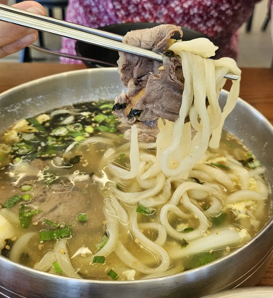 Kalguksu topped with arongsatae boiled meat