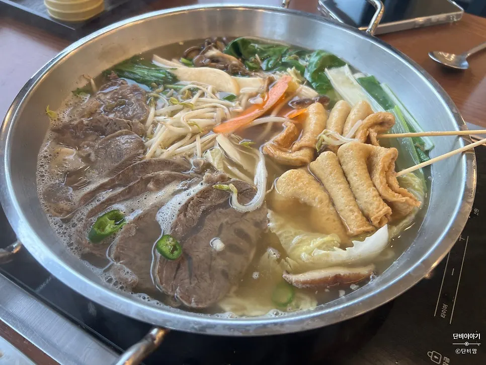 Mandu jeongol bubbling on the induction burner