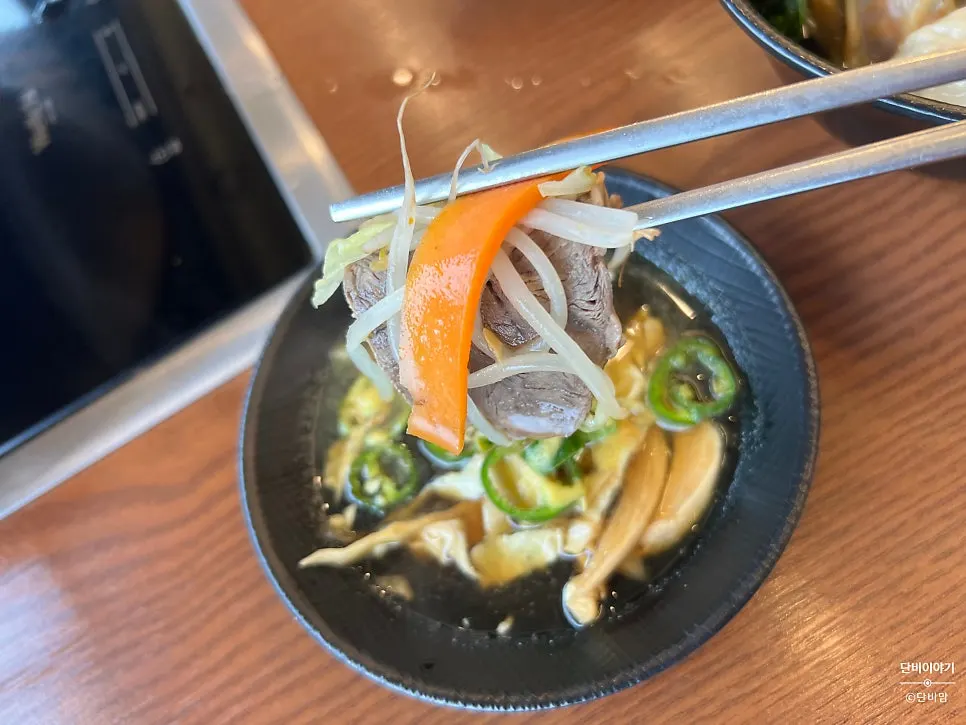 A plate of cooked vegetables and aromsatae beef