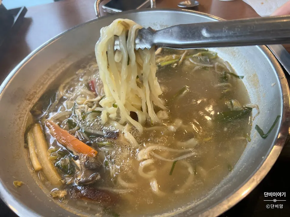The full table with mandu jeongol finished off with kalguksu