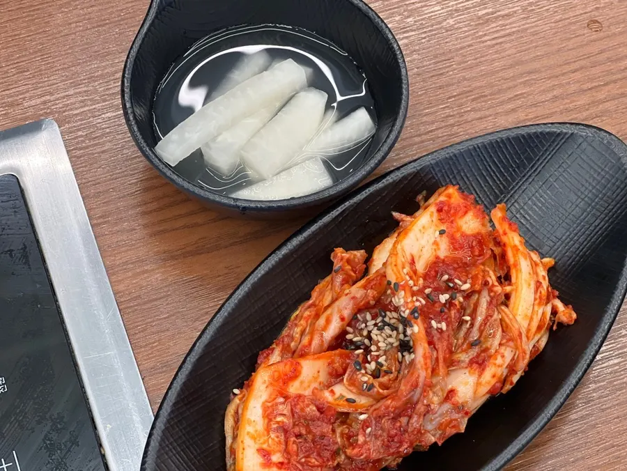 Table setting for 3-serving aromsatae mandu jeongol