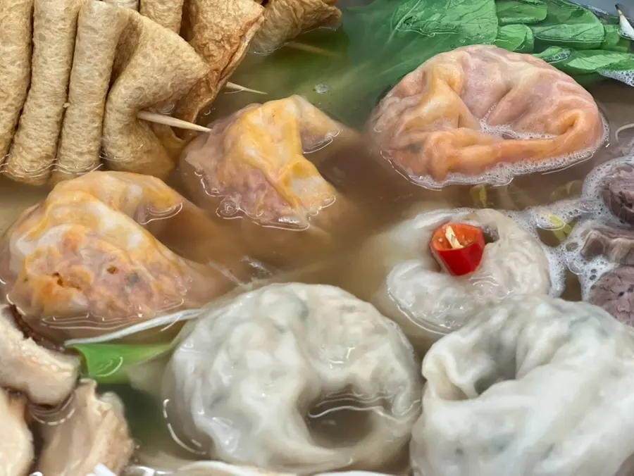 Aromsatae mandu jeongol boiling away