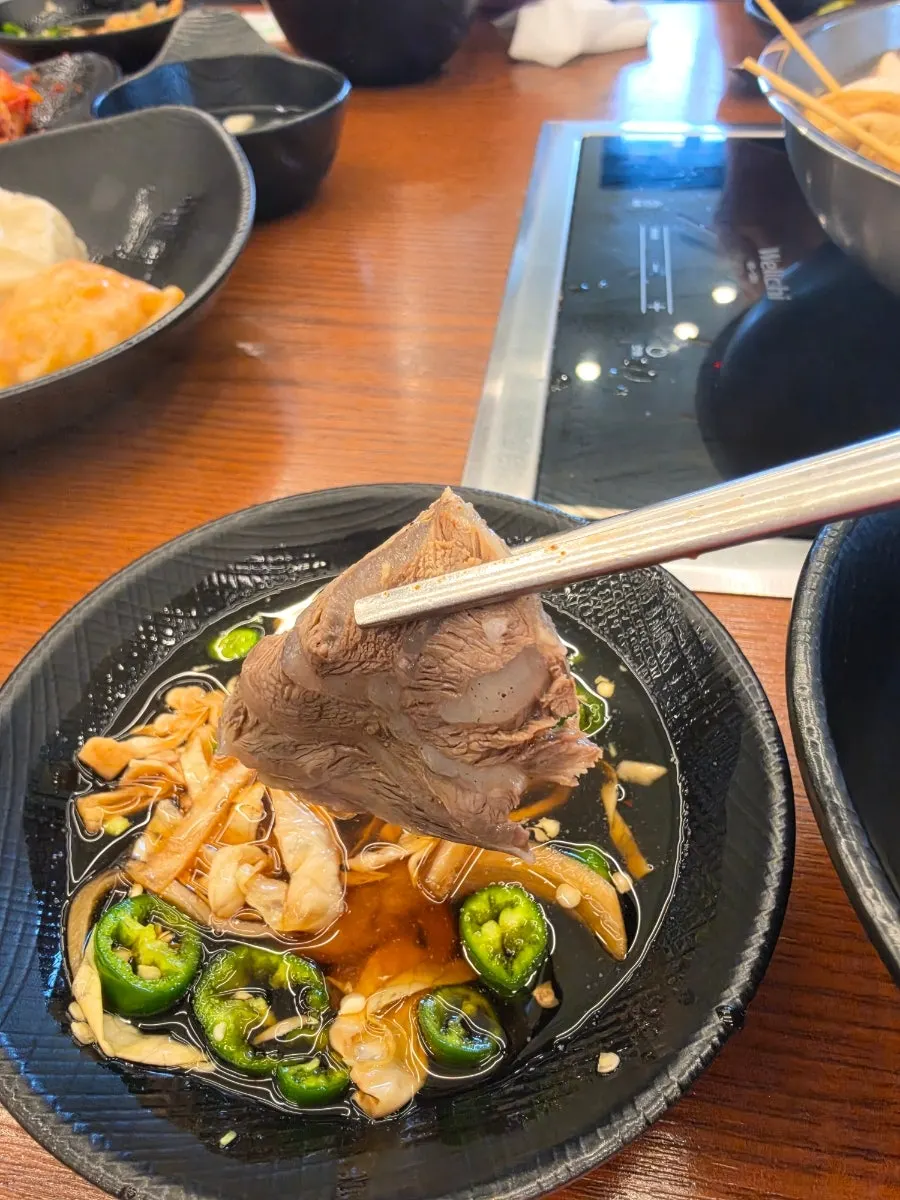 Aromsatae beef shin warmed in the broth