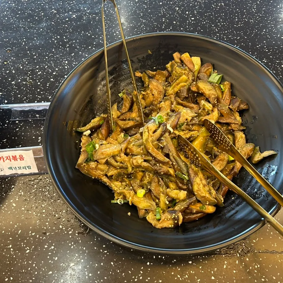 깻잎무침과 나물 반찬 구성