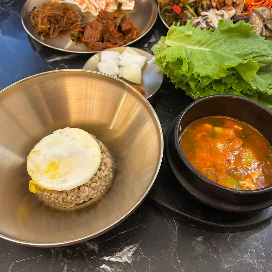 비빔밥 재료와 상추 양파 접시