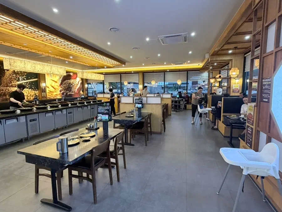 Interior amplio y limpio de Baengnyeon Boribap