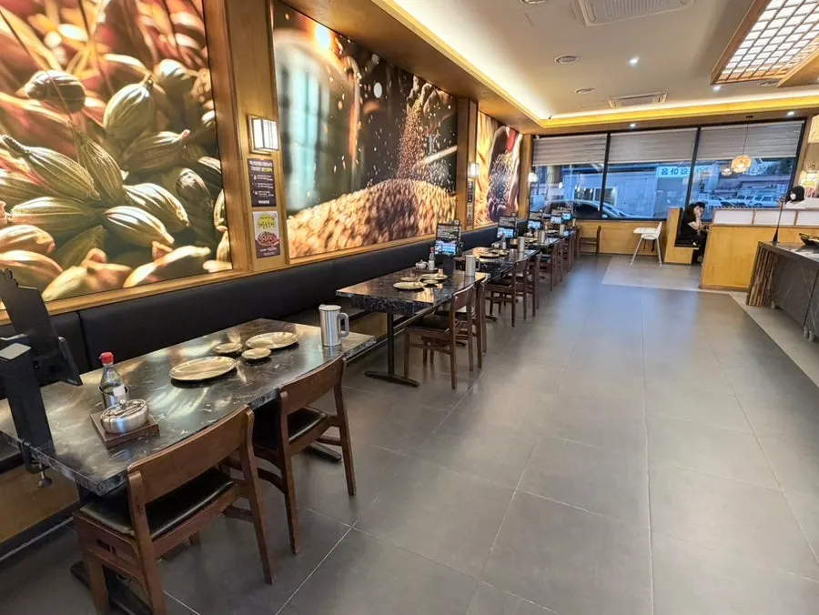 Comedor con amplias separaciones entre las mesas