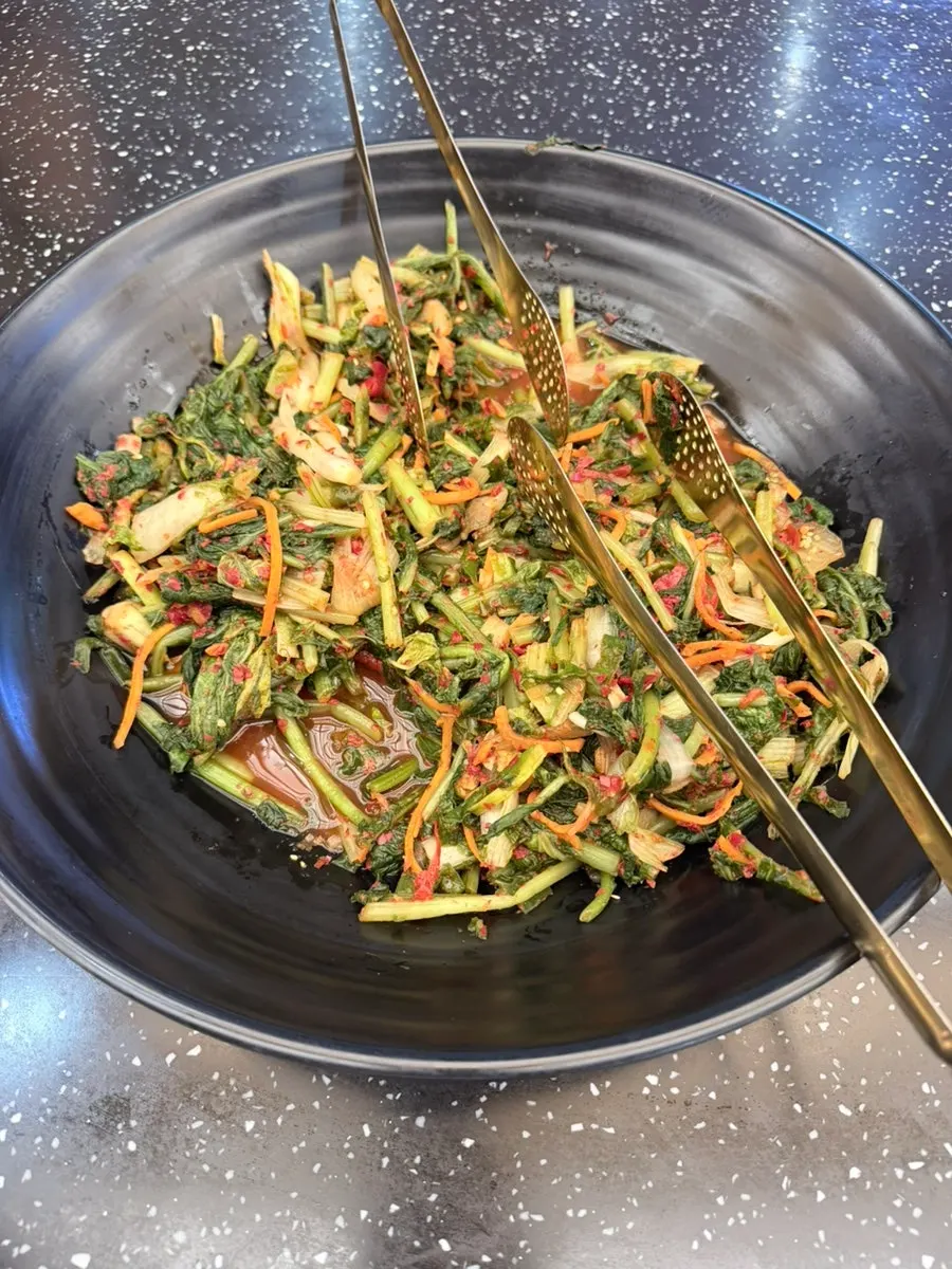 Guarniciones con japchae y muk-muchim