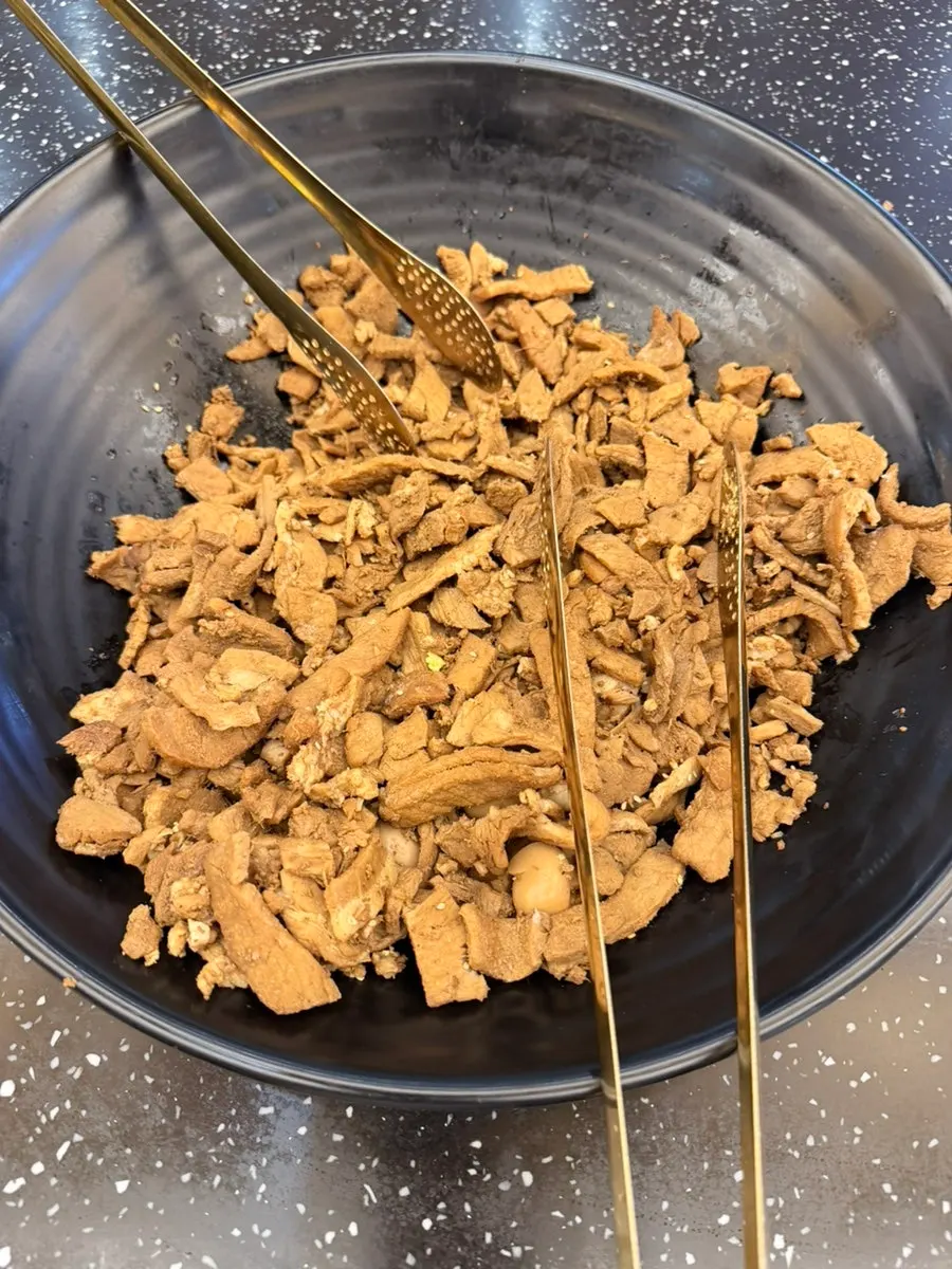 Varias guarniciones para acompañar el arroz de cebada