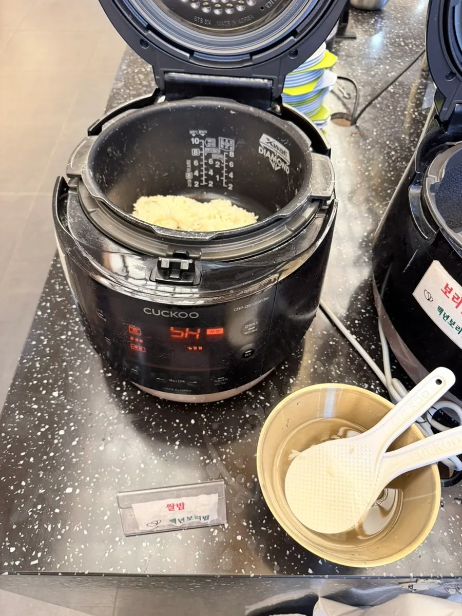 Zona para servirse arroz blanco y arroz de cebada