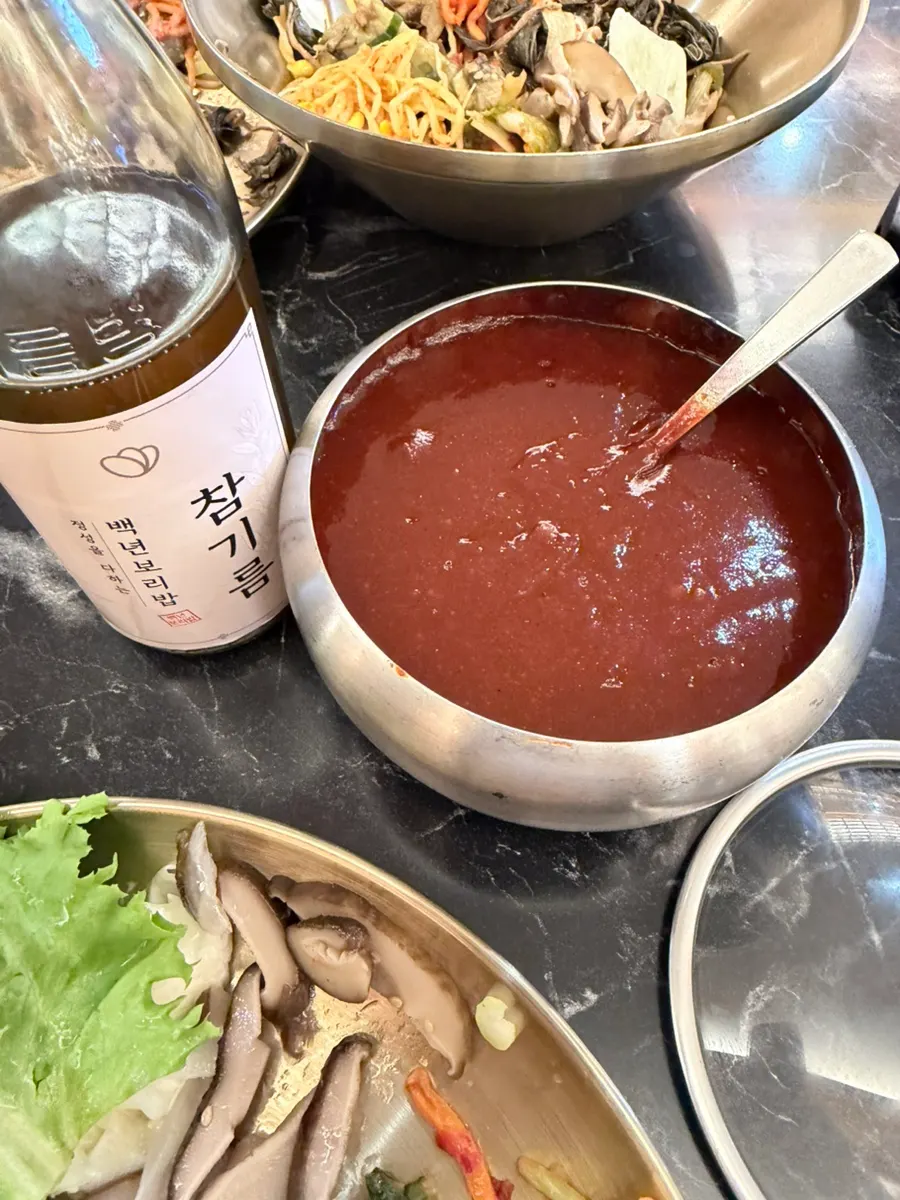 Cuenco de arroz de cebada acompañado de cheonggukjang