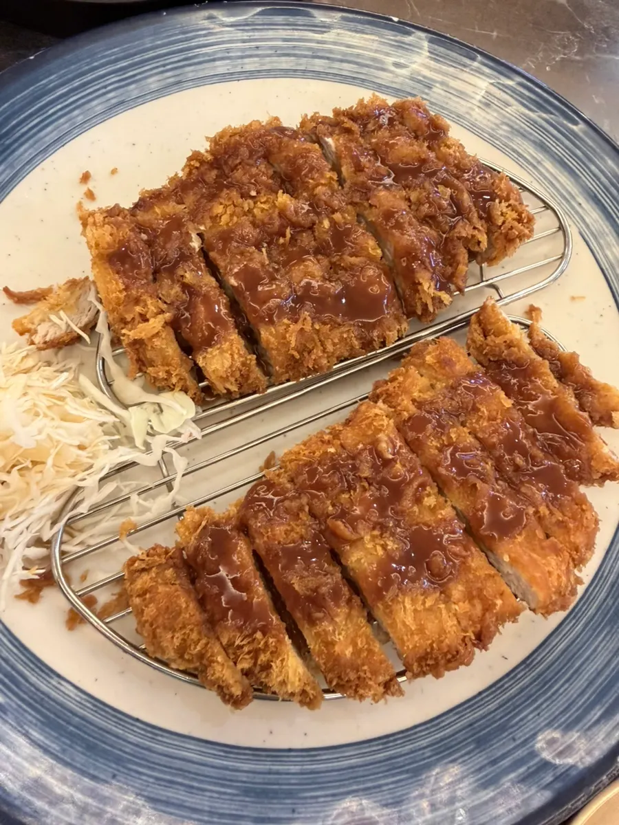 Plato de donkatsu del menú de arroz de cebada con cheonggukjang