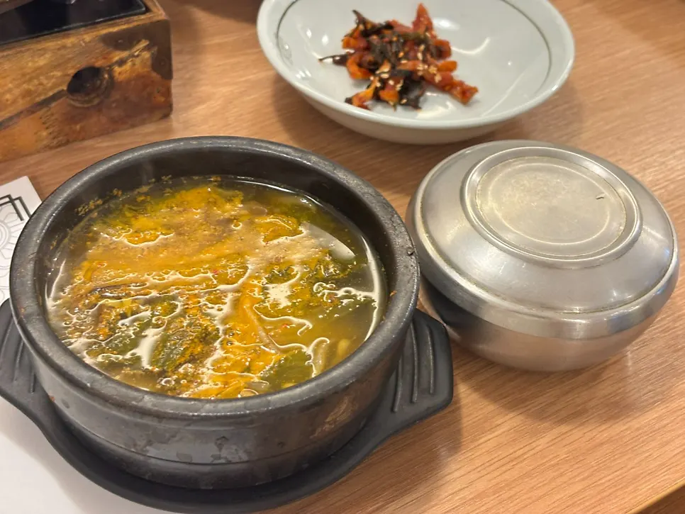 장어국에 곁들인 반찬
