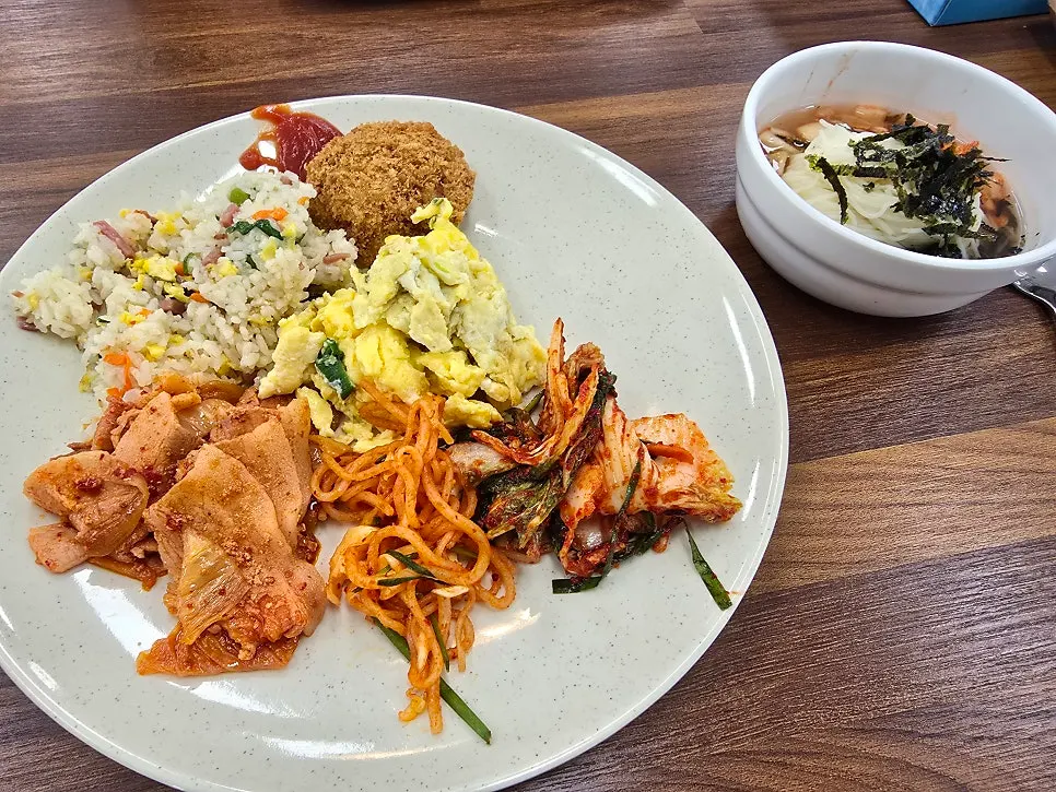 직접 끓여 먹는 셀프 라면 코너